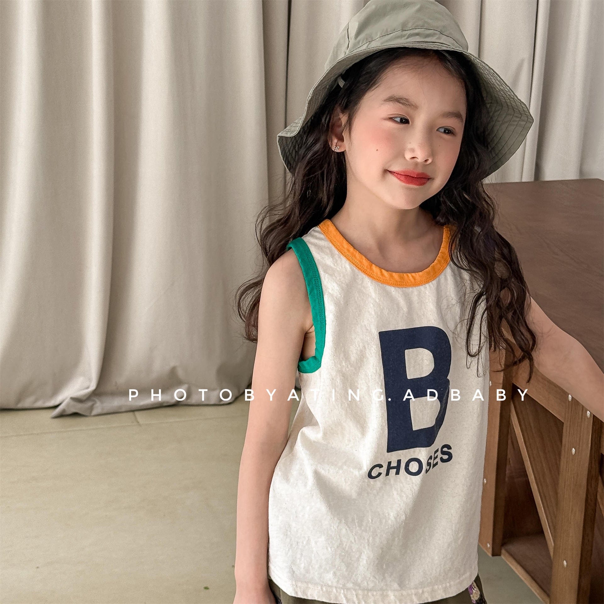 タンクトップ・キャミソール・ノースリーブトップス カラフルロゴノースリーブTシャツ【mh0010142】