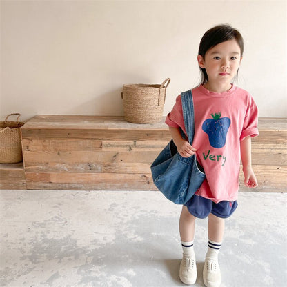 ピンクの半袖Tシャツ、青いいちご柄と緑の「Very」プリント