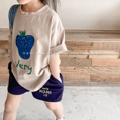 ベージュ半袖Tシャツ いちご柄プリント付き
