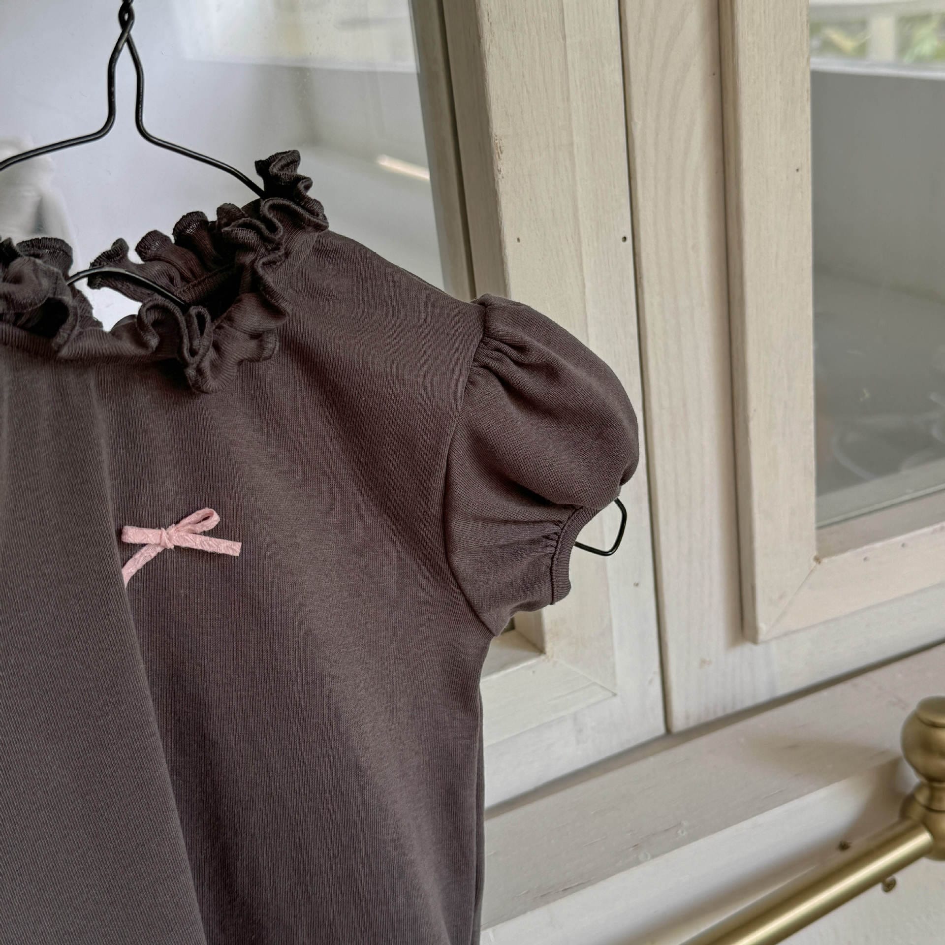 半袖Tシャツ Dark Gray / 80cm リボンアクセントフリルスタンドカラーショートパフスリーブTシャツ【mh0009394】