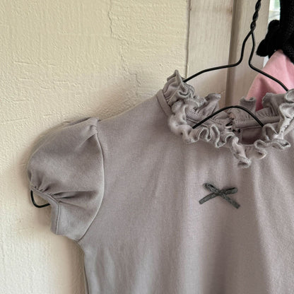 半袖Tシャツ Light Grey / 80cm リボンアクセントフリルスタンドカラーショートパフスリーブTシャツ【mh0009394】
