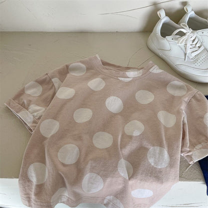 ベージュ寄り淡いピンクの水玉半袖Tシャツ、白ドットの総柄