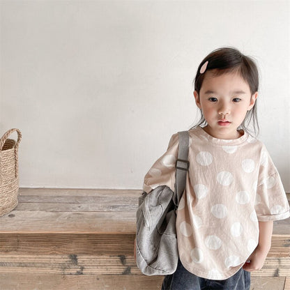 淡いピンクのドット柄半袖Tシャツ、白い丸模様