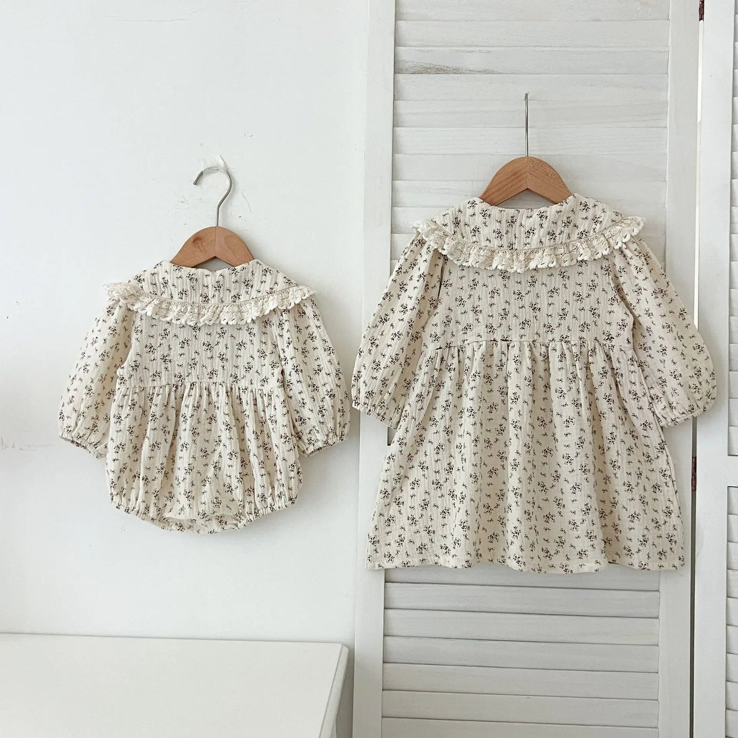 長袖ロンパース ベビーロンパース/キッズワンピース レース丸襟フラワープリント長袖ボディスーツ/ワンピース リンクコーデ 姉妹 お揃いコーデ【mh0007537】