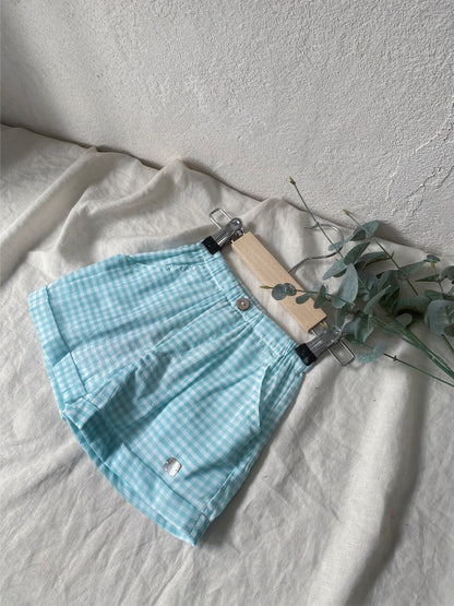ギンガムチェック柄のコットンショートパンツ（ブルー）前面、ボタンとポケット付き