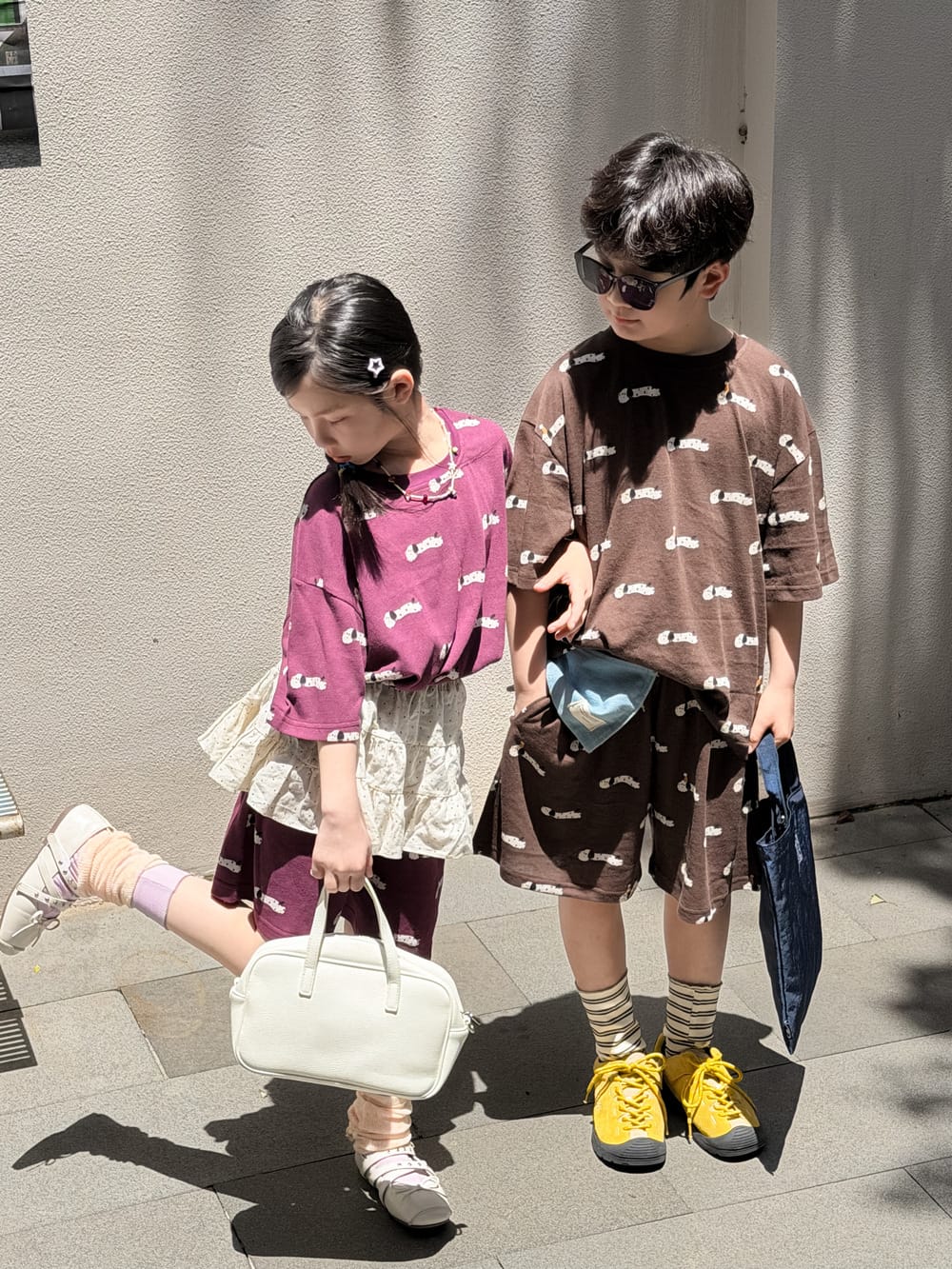 パープル＆ブラウンのドッグ柄ルーズTシャツ＆ハーフパンツセット（全身）