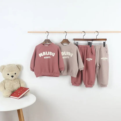 長袖セットアップ キッズセットアップ 2点セット MALIBUロゴ長袖スウェットシャツ+スウェットパンツ 2カラー【mh0007220】