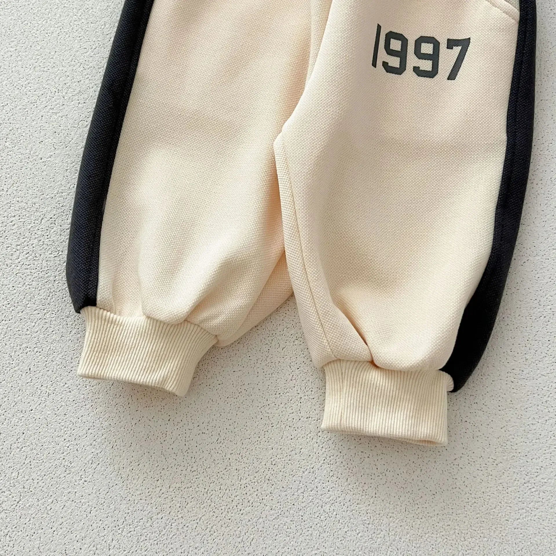 長袖セットアップ ベビーキッズセットアップ 2点セット バイカラーナンバーロゴプリントフーディスウェットパーカー+スウェットパンツ【mh0007406】