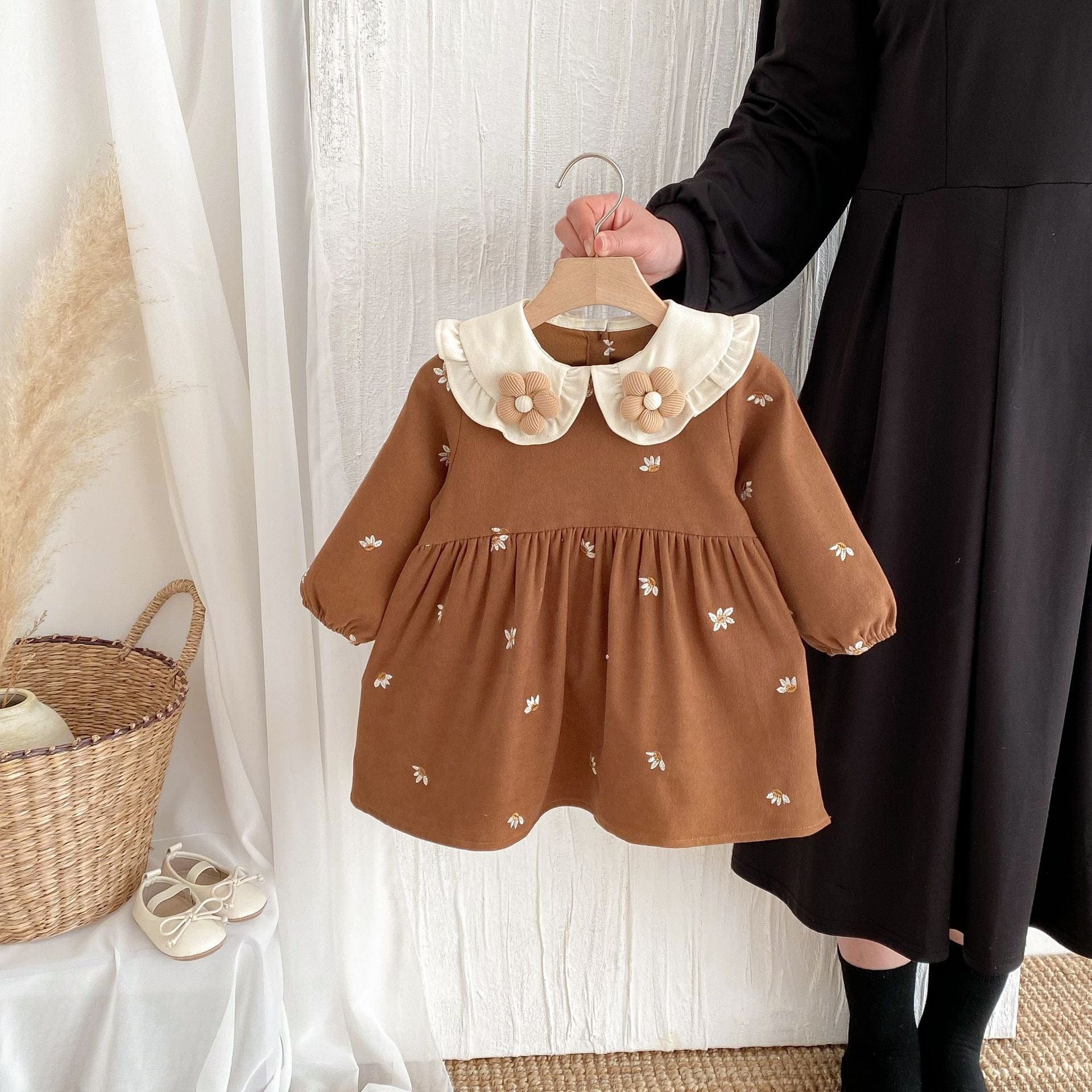 長袖ワンピース Brown / 80cm ぷっくりフラワー襟刺繍長袖ワンピース【mh0009241】