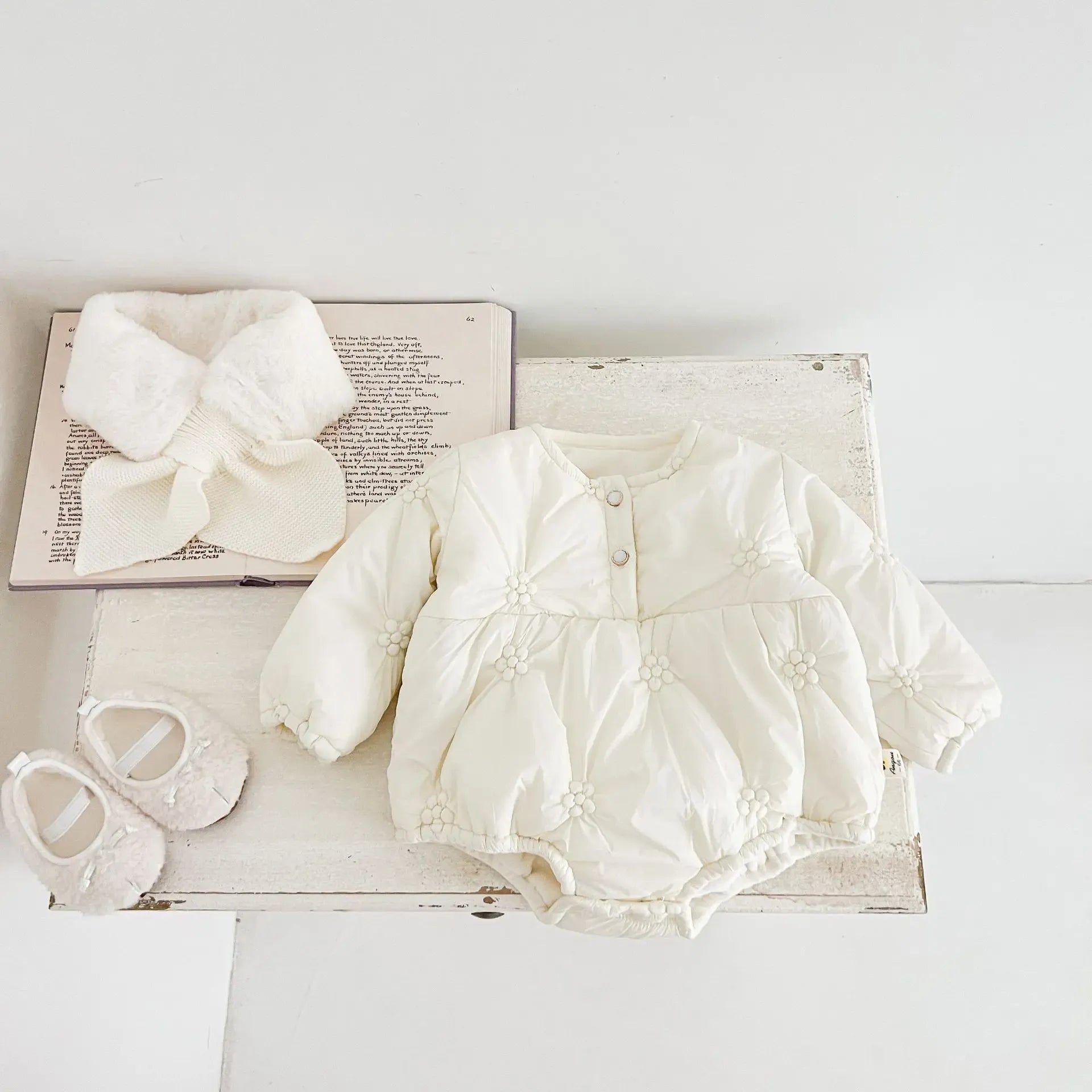 アウタージャンプスーツ ベビーアウタージャンプスーツ/ロンパース ボアフリースマフラー付きキルティング防寒長袖ボディスーツ【mh0007813】