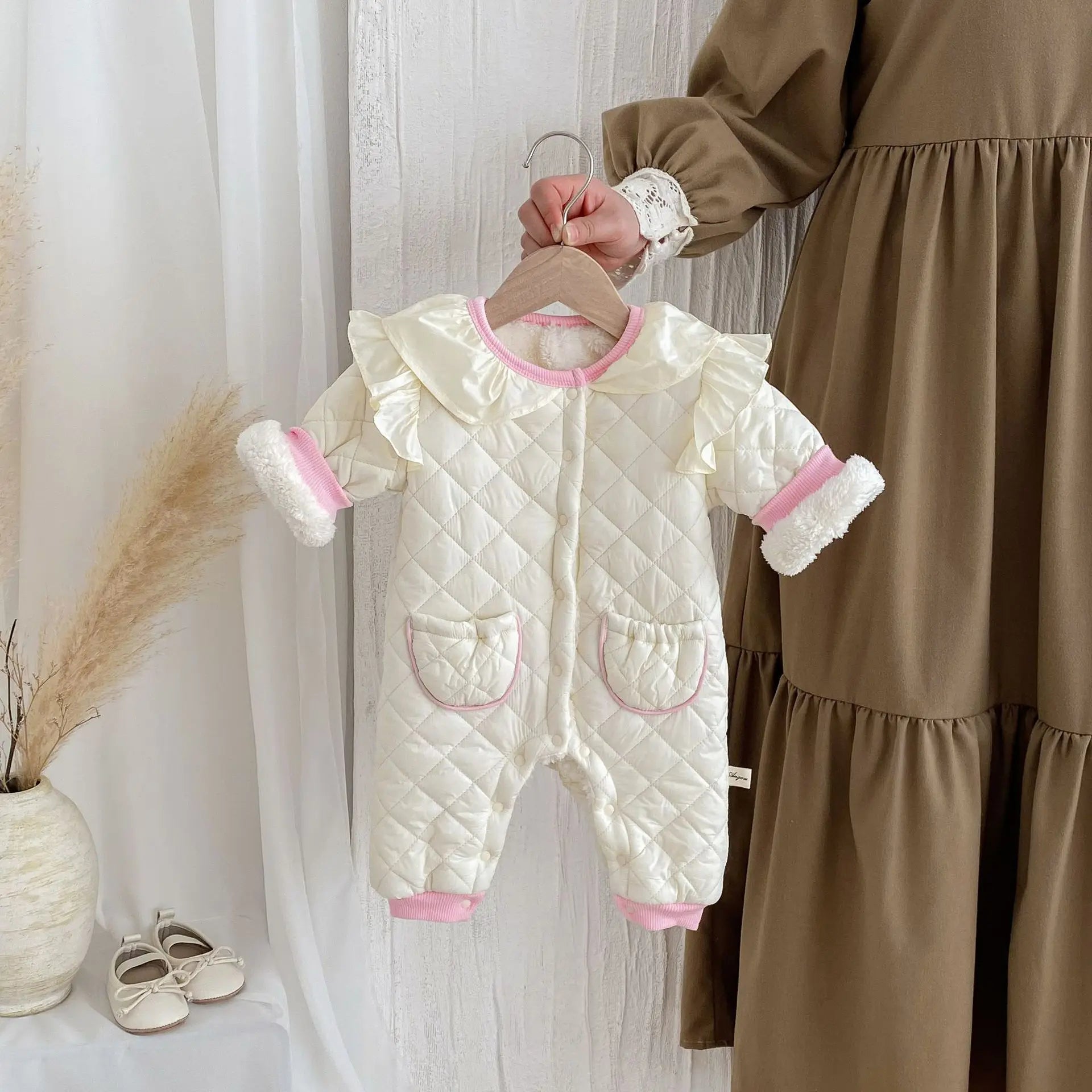 アウタージャンプスーツ ベビーアウタージャンプスーツ キルティング裏フリースショルダーフリル長袖ロンパース【mh0008276】