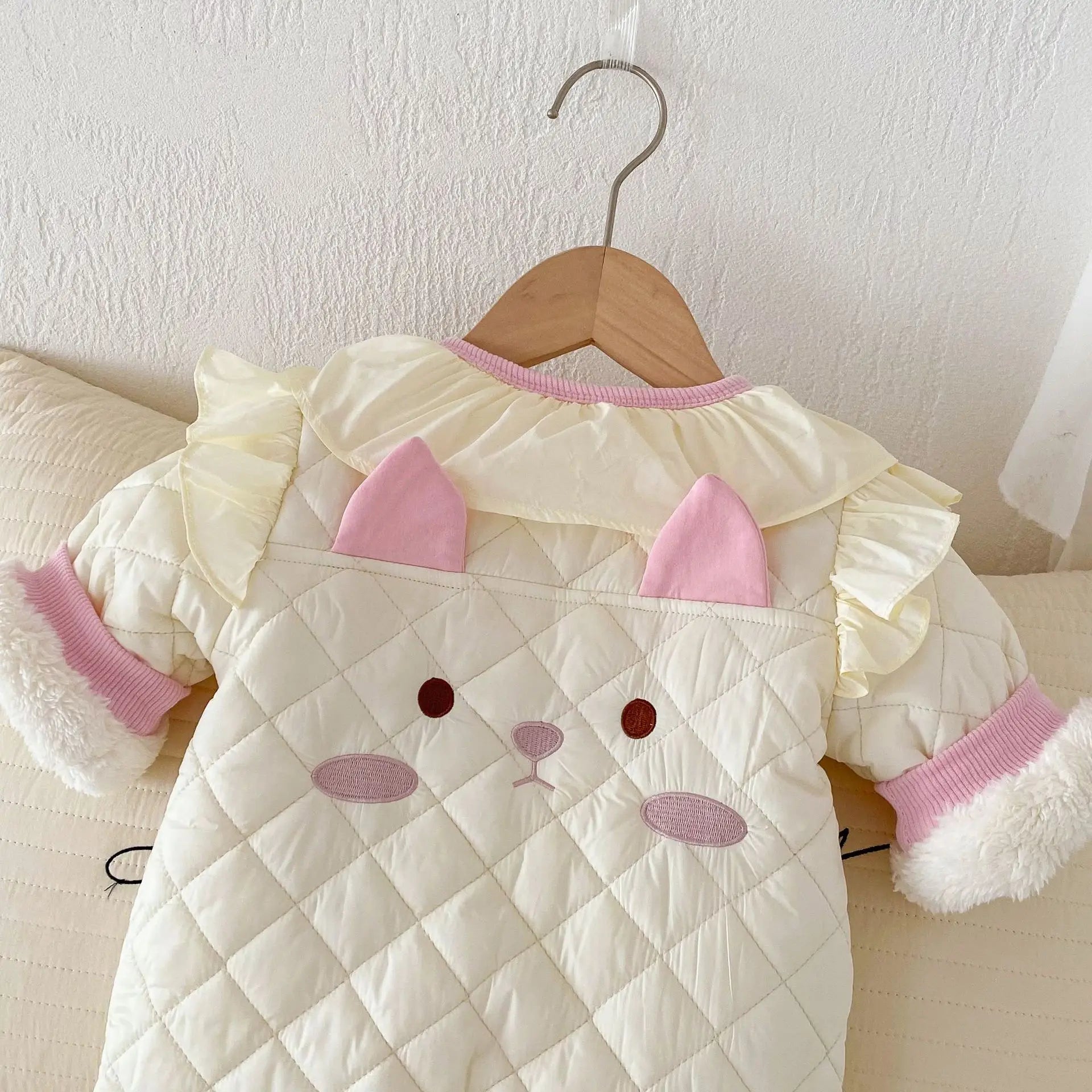 アウタージャンプスーツ ベビーアウタージャンプスーツ キルティング裏フリースショルダーフリル長袖ロンパース【mh0008276】