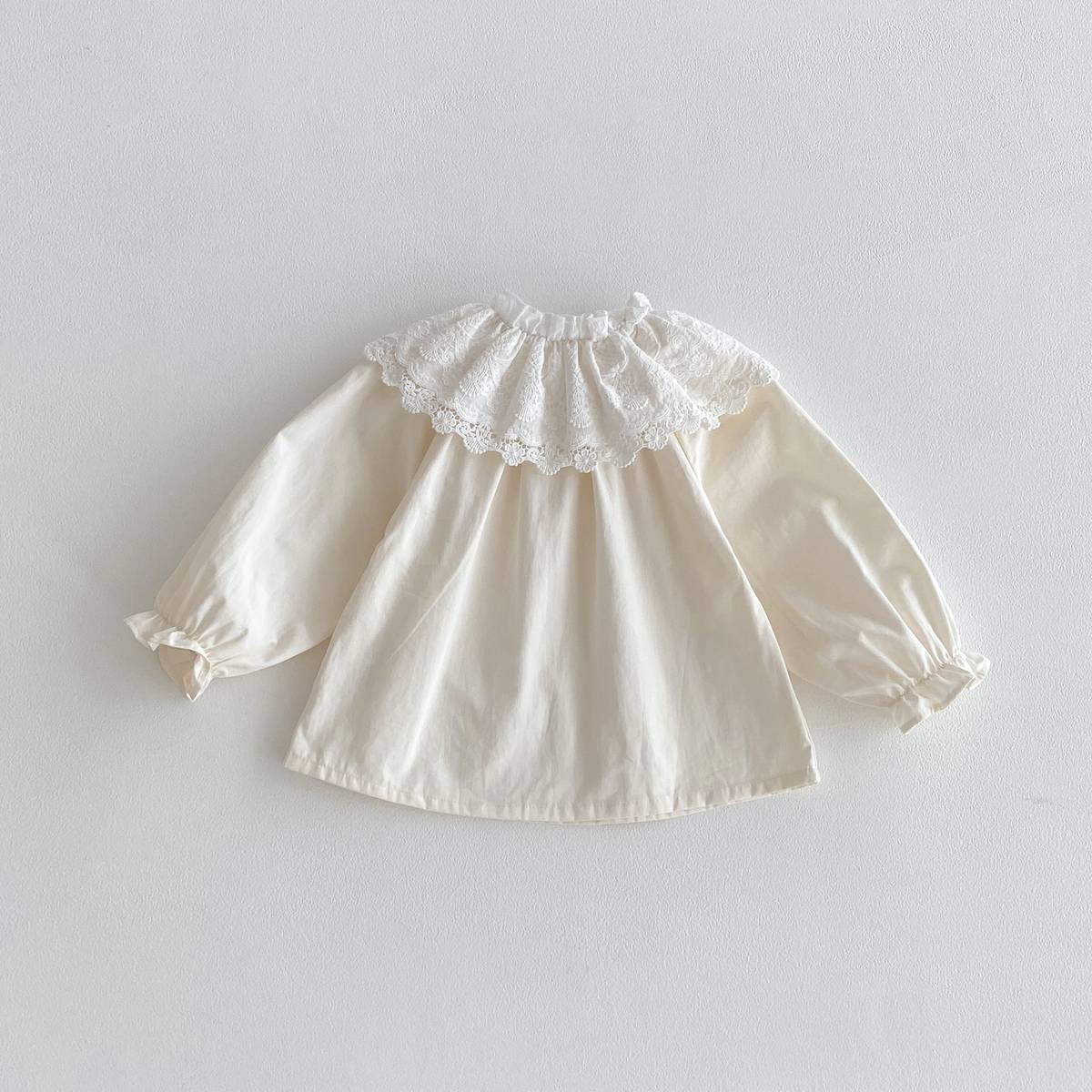 長袖シャツ・ブラウス 長袖ブラウス 綿素材 レースフリル ダブル襟 ギャザー ベルスリーブ風【mh0011392】