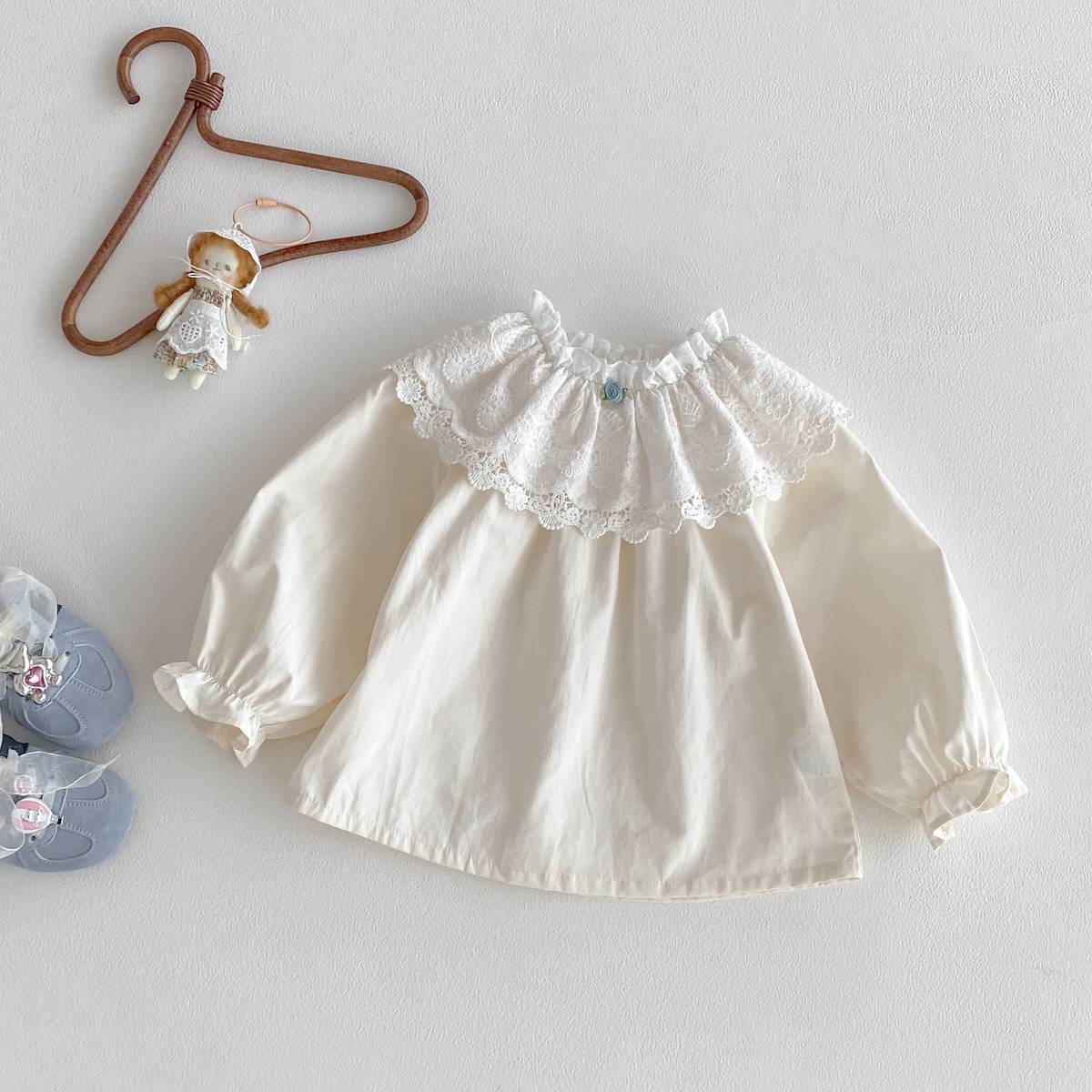 長袖シャツ・ブラウス 長袖ブラウス 綿素材 レースフリル ダブル襟 ギャザー ベルスリーブ風【mh0011392】