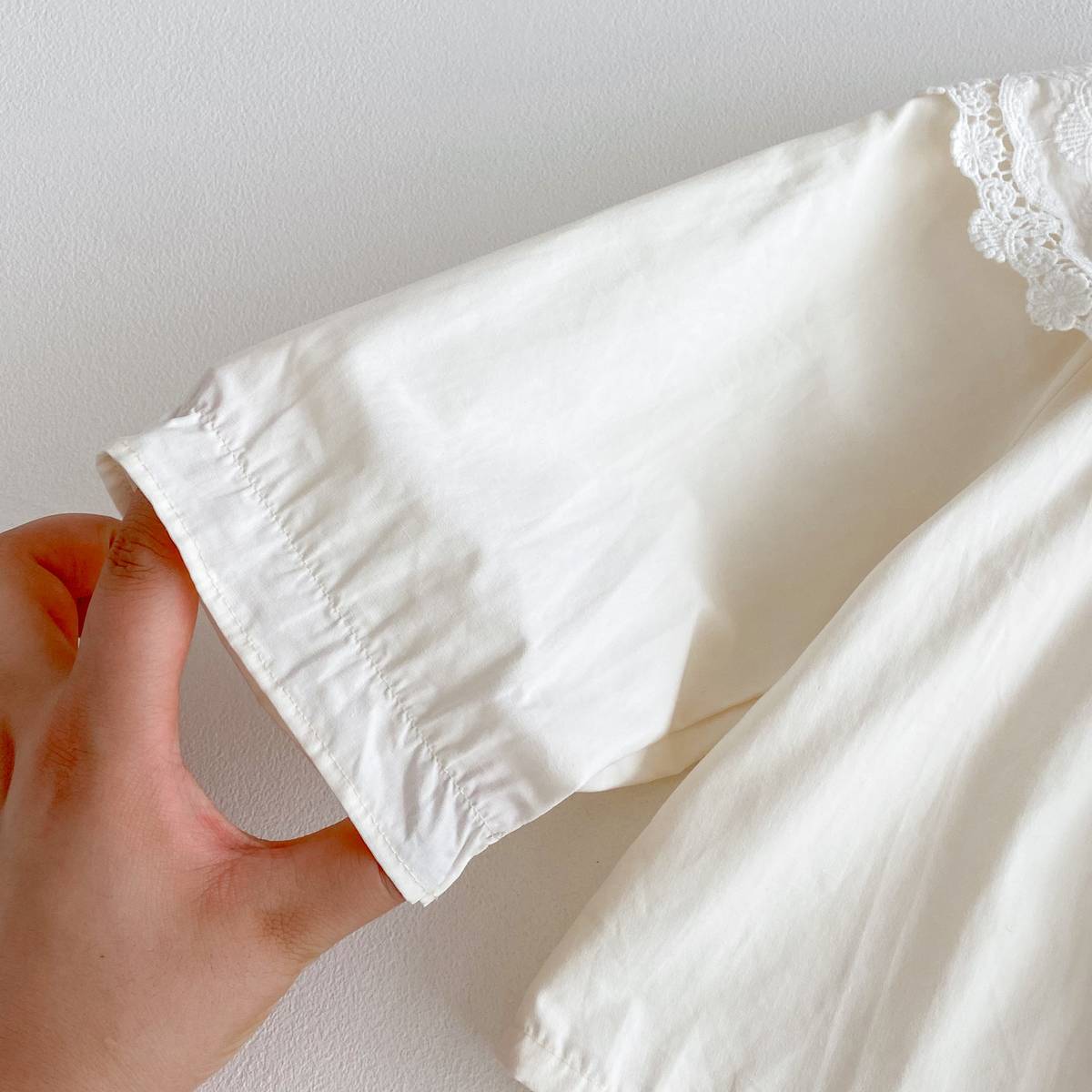 長袖シャツ・ブラウス 長袖ブラウス 綿素材 レースフリル ダブル襟 ギャザー ベルスリーブ風【mh0011392】