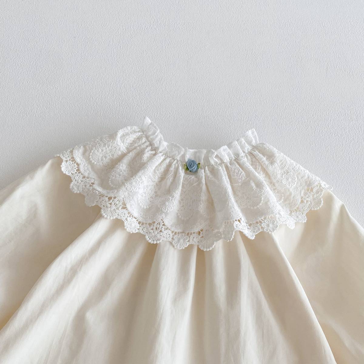 長袖シャツ・ブラウス 長袖ブラウス 綿素材 レースフリル ダブル襟 ギャザー ベルスリーブ風【mh0011392】