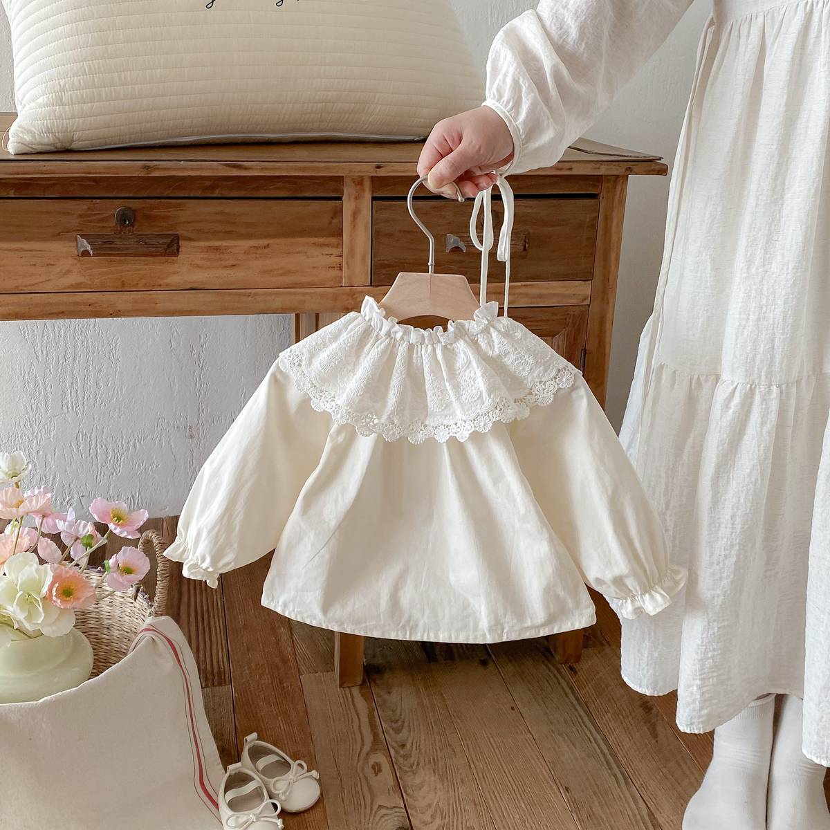 長袖シャツ・ブラウス 長袖ブラウス 綿素材 レースフリル ダブル襟 ギャザー ベルスリーブ風【mh0011392】