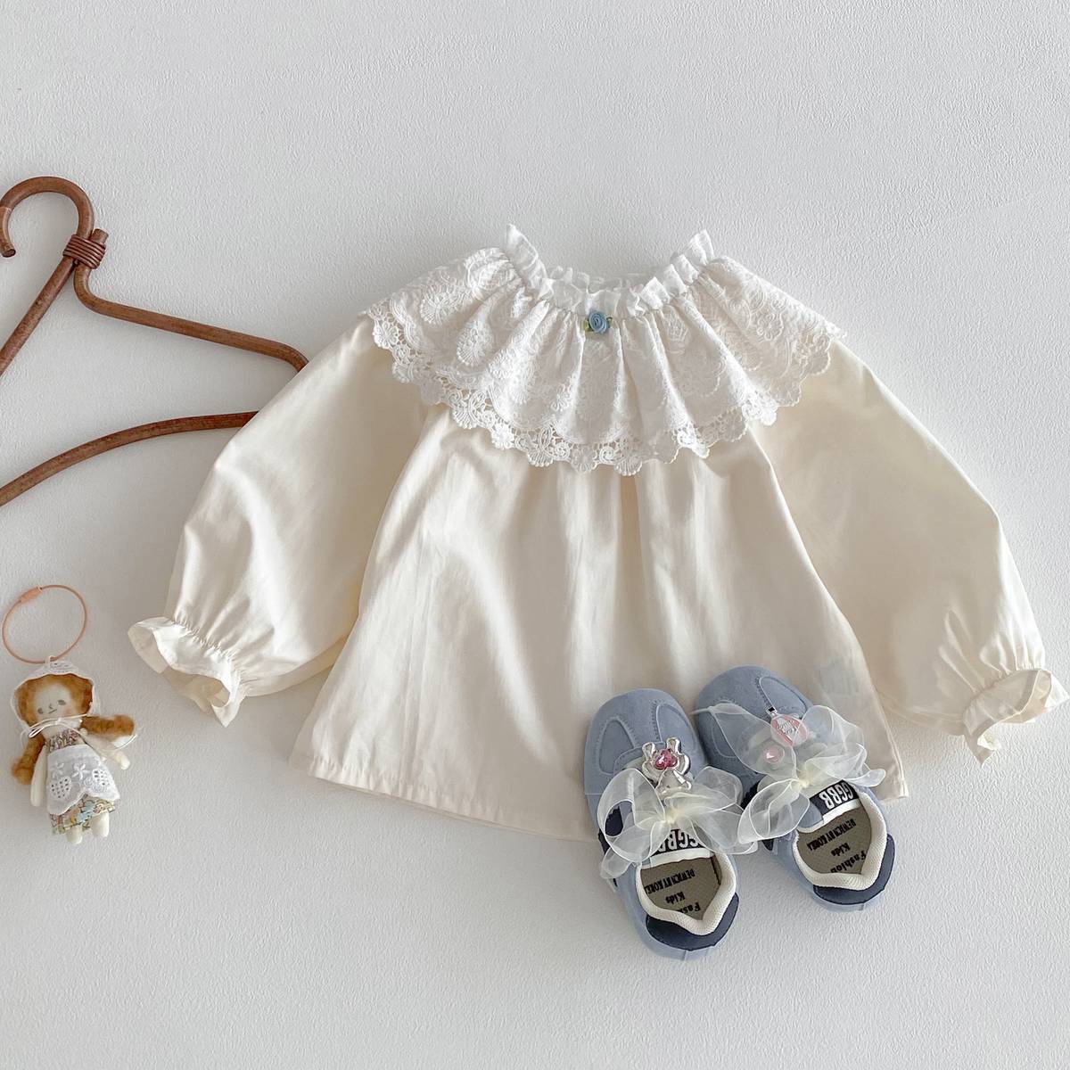 長袖シャツ・ブラウス 長袖ブラウス 綿素材 レースフリル ダブル襟 ギャザー ベルスリーブ風【mh0011392】