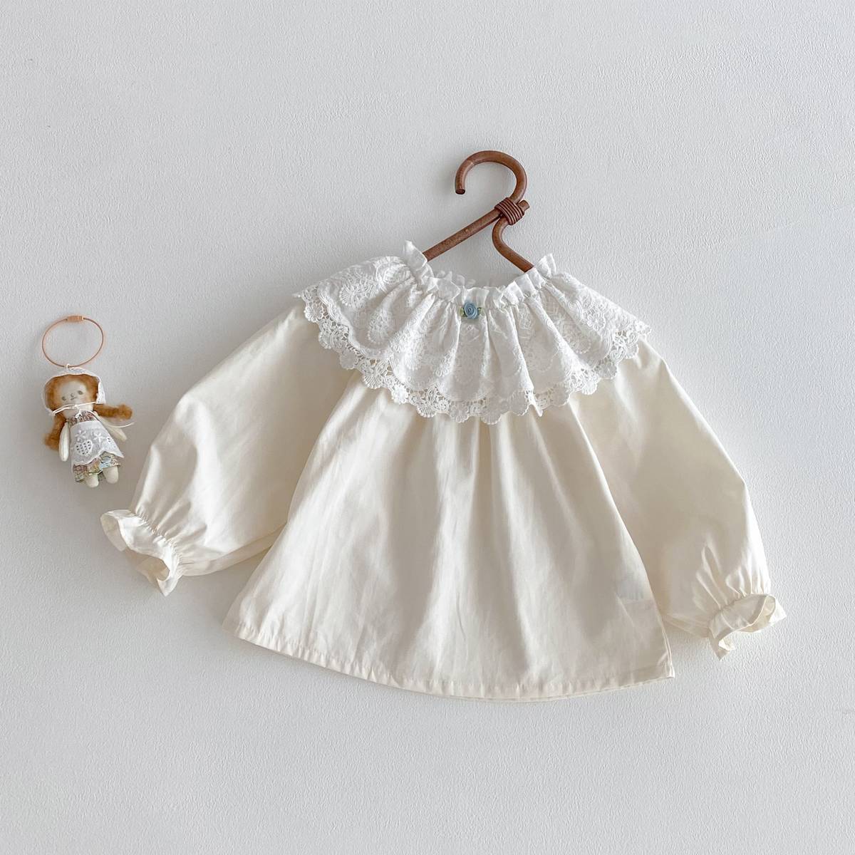 長袖シャツ・ブラウス 長袖ブラウス 綿素材 レースフリル ダブル襟 ギャザー ベルスリーブ風【mh0011392】