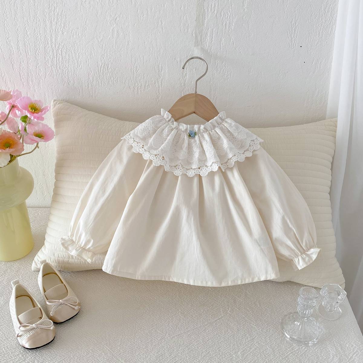 長袖シャツ・ブラウス 長袖ブラウス 綿素材 レースフリル ダブル襟 ギャザー ベルスリーブ風【mh0011392】