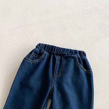 ブルーデニムのハーフパンツ。伸縮ウエストとフロントポケットのアップ。