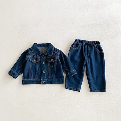 ブルーデニムのジャケットとハーフパンツのセットアップ。前開きボタン。