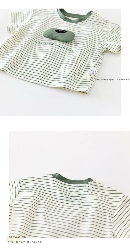 ボーダー柄半袖Tシャツ、胸元の動物モチーフ、白×緑系