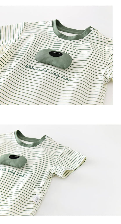 横ボーダー半袖Tシャツの拡大、ドッグノーズ風グラフィックと襟