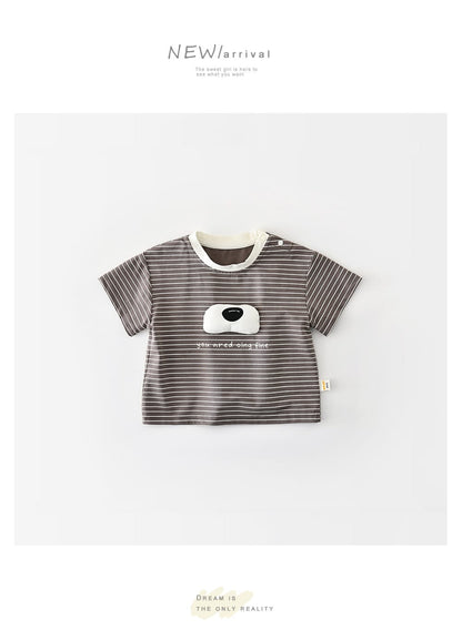 グレーの横ボーダー半袖Tシャツ、ドッグノーズ風モチーフ付き