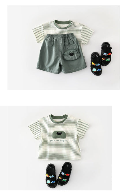 アイボリー地の横ボーダー半袖Tシャツ、胸ポケット風のドッグノーズ風