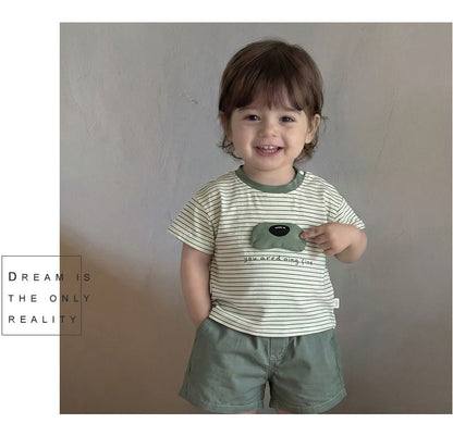 グリーン系の横ボーダー半袖Tシャツ、胸にドッグノーズ風プリント