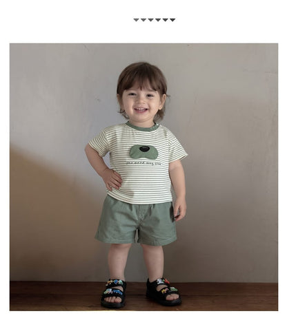 グリーンボーダーの半袖Tシャツ、ドッグノーズ風グラフィック付き