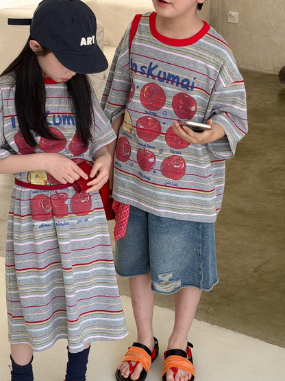 りんごプリントの半袖Tシャツワンピース、ストライプ地に赤いアップル模様