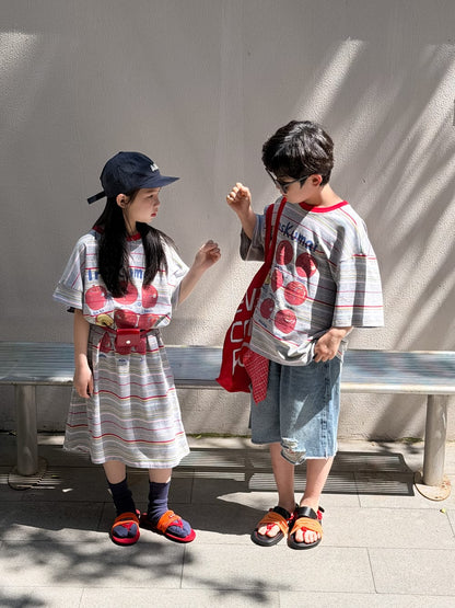りんごプリントの半袖Tシャツワンピース、フレア気味の裾とボーダー
