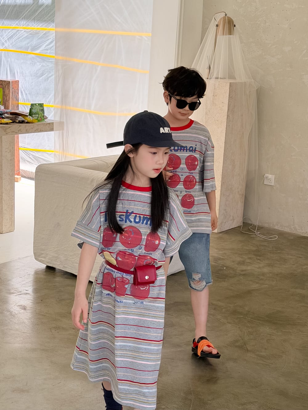 りんご柄プリントの半袖Tシャツワンピース、ゆったりシルエットのボーダー