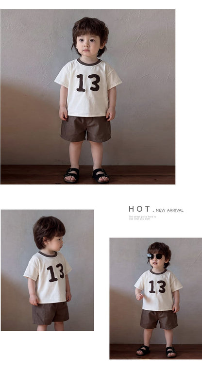 子どもが着用する白い半袖Tシャツ、立体アップリケ「13」