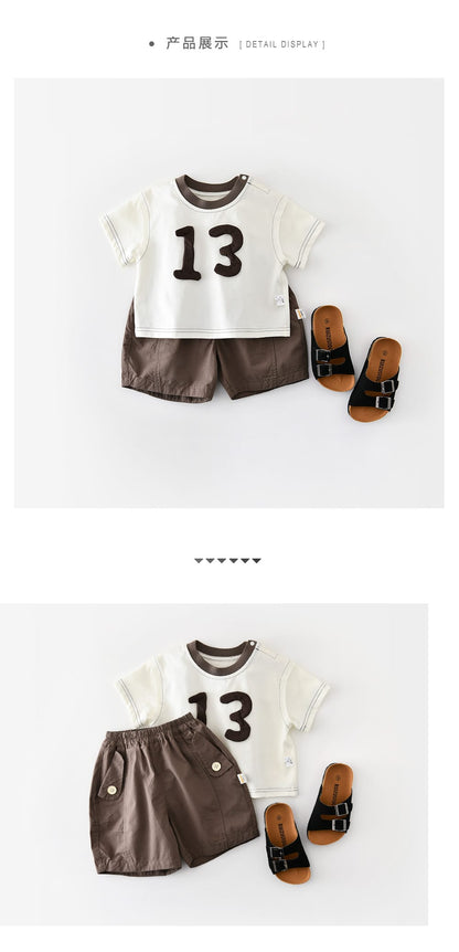 白い半袖Tシャツ正面、立体アップリケ「13」プリント