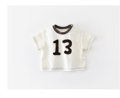 白い半袖Tシャツ、立体アップリケの「13」と黒いネックリブ