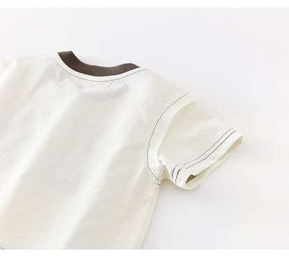 白い半袖Tシャツ、袖と首元のアップ。ブラウンの丸首リブと縫い目