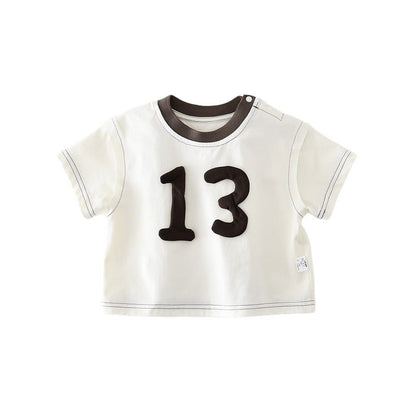 白い半袖Tシャツ、数字13の立体パッチ。ブラウンの丸首リブと前面ボタン