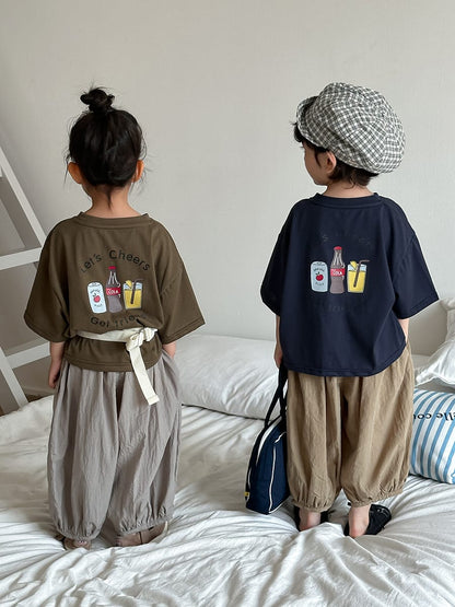 カーキ×ネイビーの半袖Tシャツ（綿）背面にドリンク柄プリント