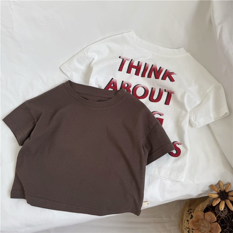 ダークブラウン半袖コットンTシャツ、英字のバックプリント