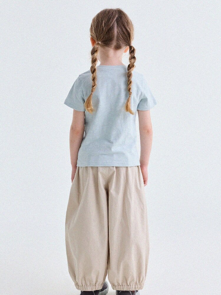 バルーンシルエットのコットンジョガーパンツ、後ろ姿のベージュ系ゆったりシルエット