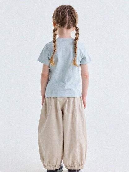バルーンシルエットのコットンジョガーパンツ、後ろ姿のベージュ系ゆったりシルエット