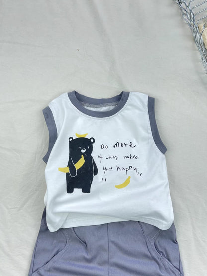 白いノースリーブタンクトップとグレーショートパンツの子どもセット