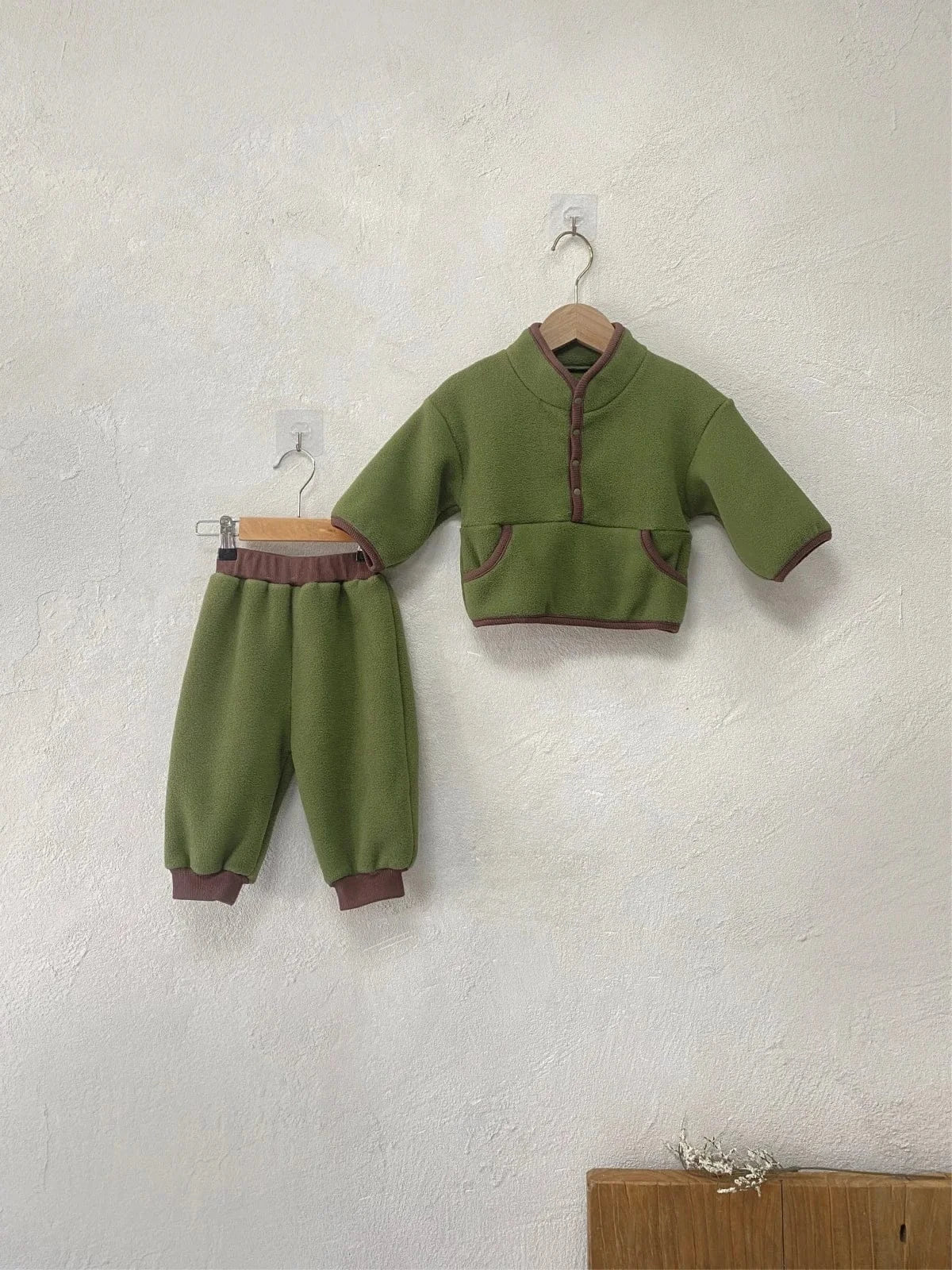 長袖セットアップ ベビーセットアップ 2点セット スタンドカラーバイピングフリース長袖プルオーバー+ロングパンツ【mh-0008484】