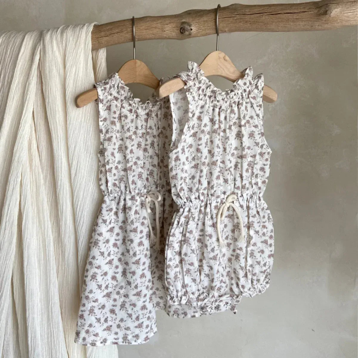 ノースリーブロンパース ベビーロンパース ノースリーブウエストマークボディスーツ フラワー花柄プリント 2カラー【mh0005298】