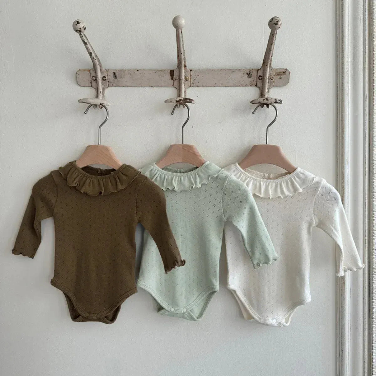 長袖ロンパース ベベビーロンパース ラッフル襟シンプル長袖ボディスーツ 3カラー【mh0007281】