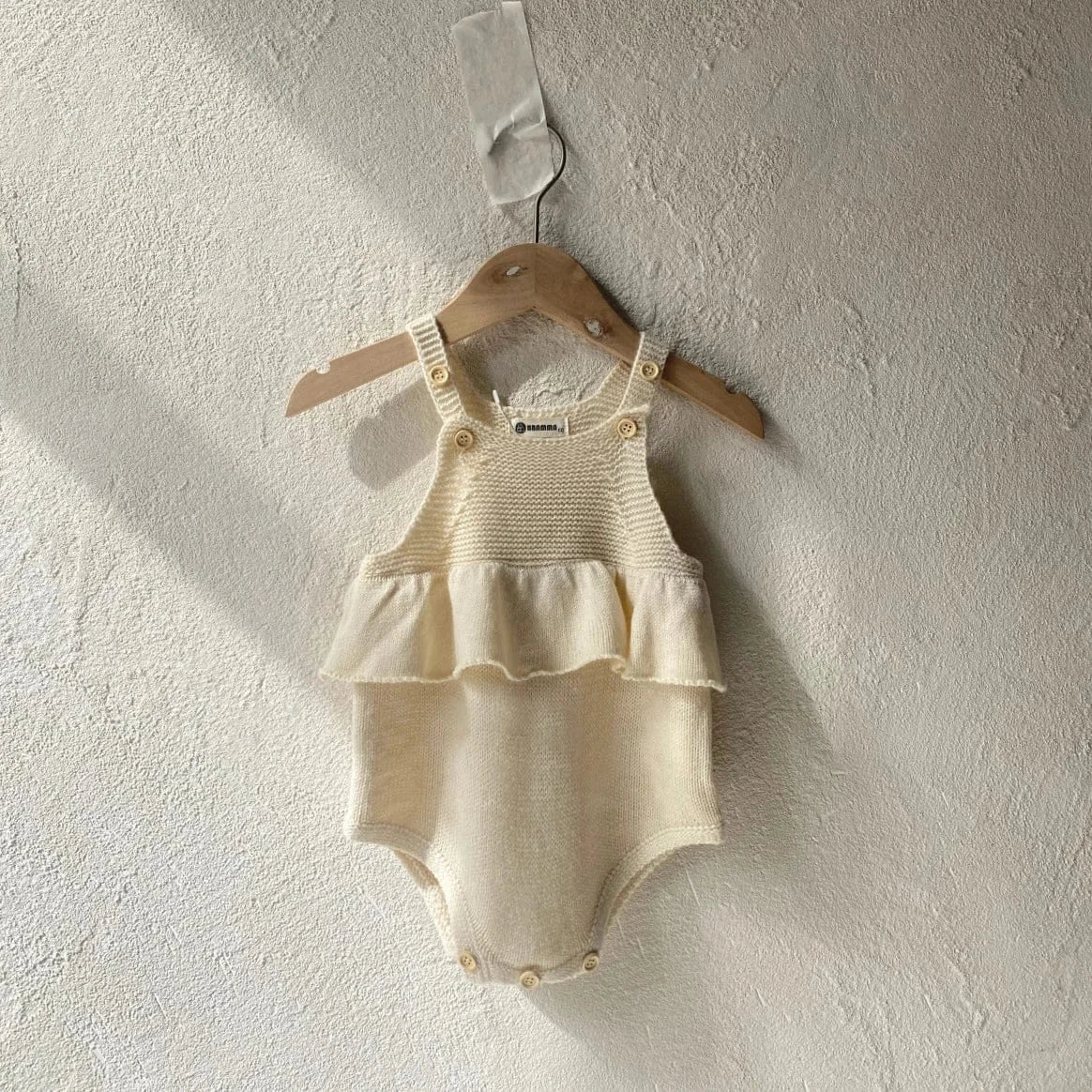 ノースリーブロンパース apricot bodysuit / 6M  66CM ベビーロンパース ニットサスペンダーペプラムフリルボディスーツ+うさ耳ボンネット帽子セット【mh0007949】