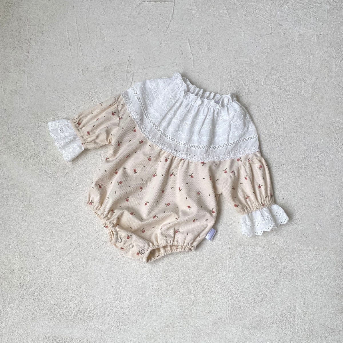 長袖ロンパース Apricot floral onesie / 66cm フラワープリントレースフリル長袖ロンパース 帽子セット【mh0009673】